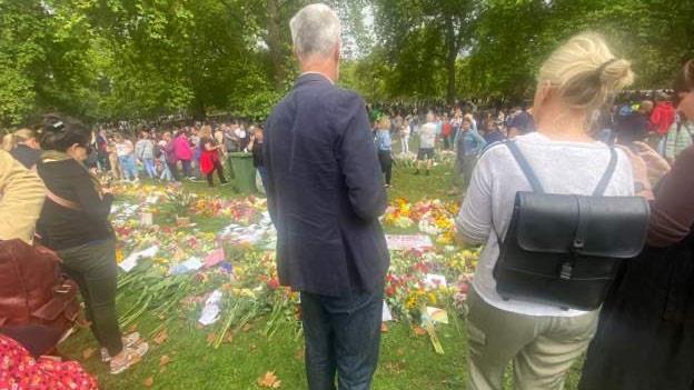 تجمعات في شتى أرجاء بريطانيا للتعبير عن الحزن 