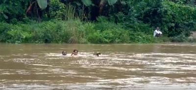  طالبة تخاطر بحياتها وتسبح في "الفيضان" من أجل حضور الامتحان