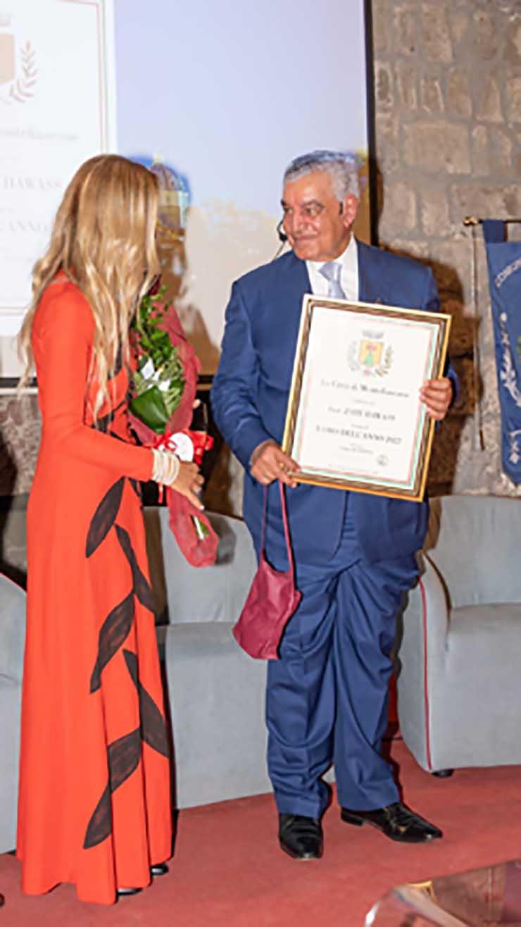 زاهي حواس يحصل على جائزة رجل العام من إيطاليا 