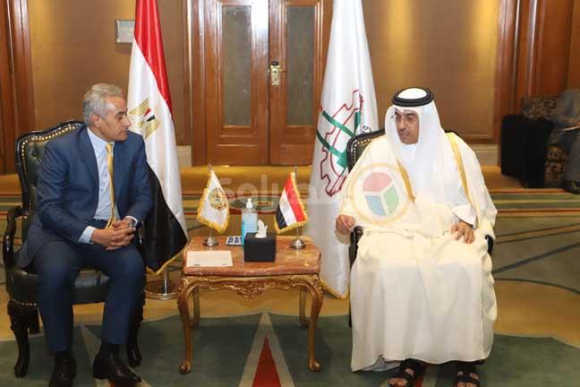 لقاء حسن شحاتة  مع وزير العمل بدولة قطر الدكتور على بن صميخ المري