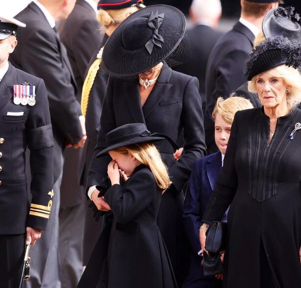 ابنة الأمير وليام تبكي خلال جنازة الملكة إليزابيث 