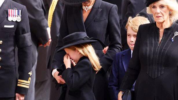 ابنة الأمير وليام تبكي خلال جنازة الملكة إليزابيث 