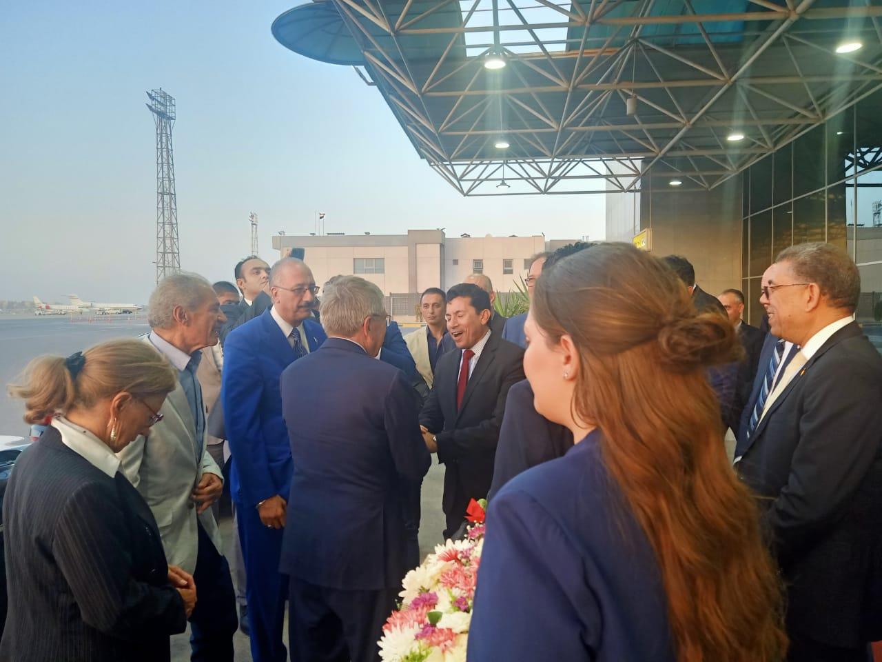 وزير الشباب يستقبل رئيس اللجنة الأولمبية الدولية في مطار القاهرة
