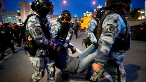 اعتقال مواطنين روس في احتجاجات على تعبئة جنود الاحتياط للقتال بأوكرانيا اعتقال مواطنين روس في احتجاجات على تعبئة جنود الاحتياط للقتال بأوكرانيا