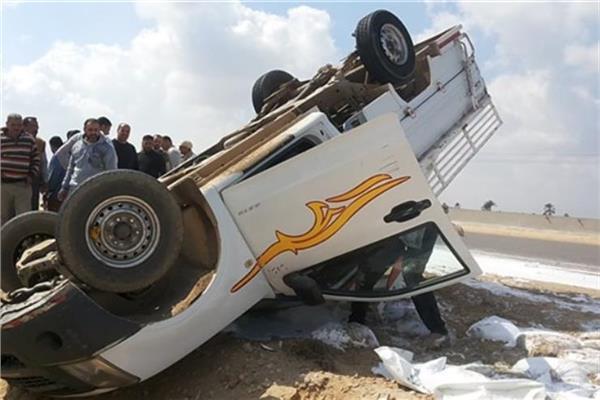 مصرع سائق في حادث انقلاب سيارة نقل بالمنيا