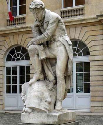 بعد تجدد الأزمة.. 7 معلومات حول تمثال شامبليون المسيء للحضار | مصراوى