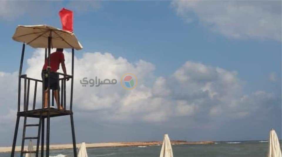 رايات حمراء وصفراء على شواطئ الإسكندرية (1)