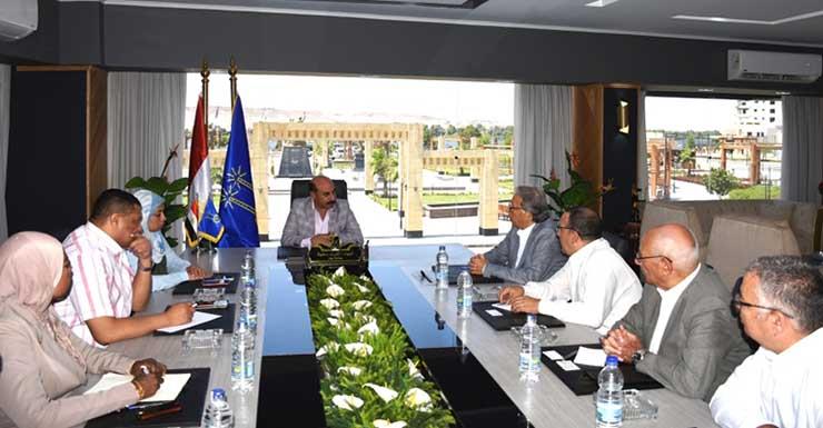 محافظ أسوان يبحث مع مستثمر تونسي التوسع في منتجات التمور