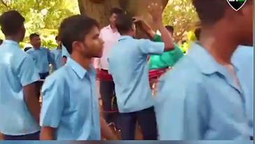 طلاب يربطون مُعلهم في شجرة ويضربوه.. ورد فعل صادم من إدارة المدرسة (فيديو)