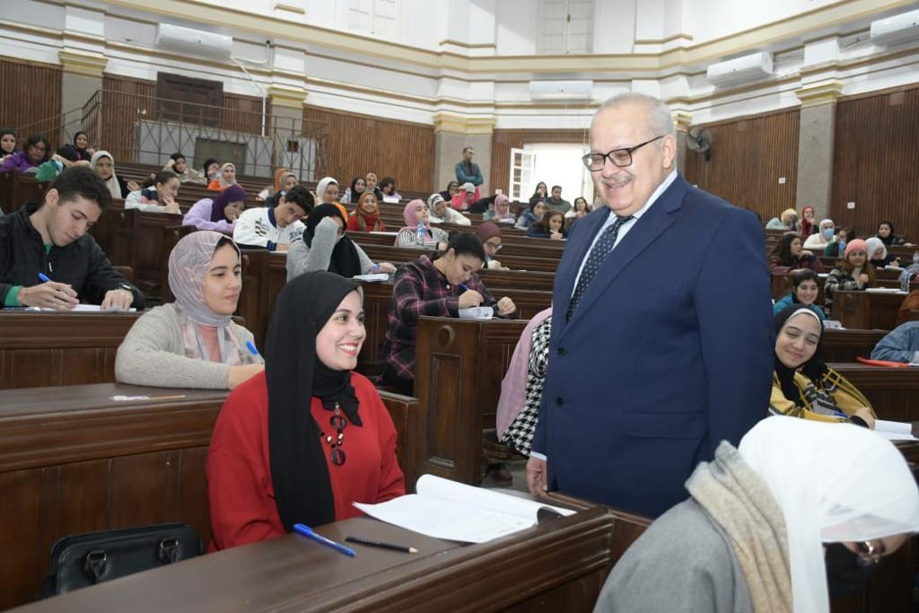 الخشت يتفقد سير الامتحانات بكليات جامعة القاهرة