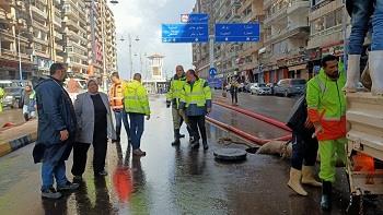 انتشار رؤساء الأحياء وسيارات الصرف الصحي بالإسكندرية (1)