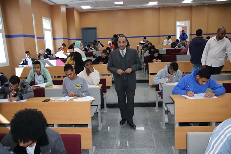 رئيس جامعة طيبة يتفقد لجان الامتحانات