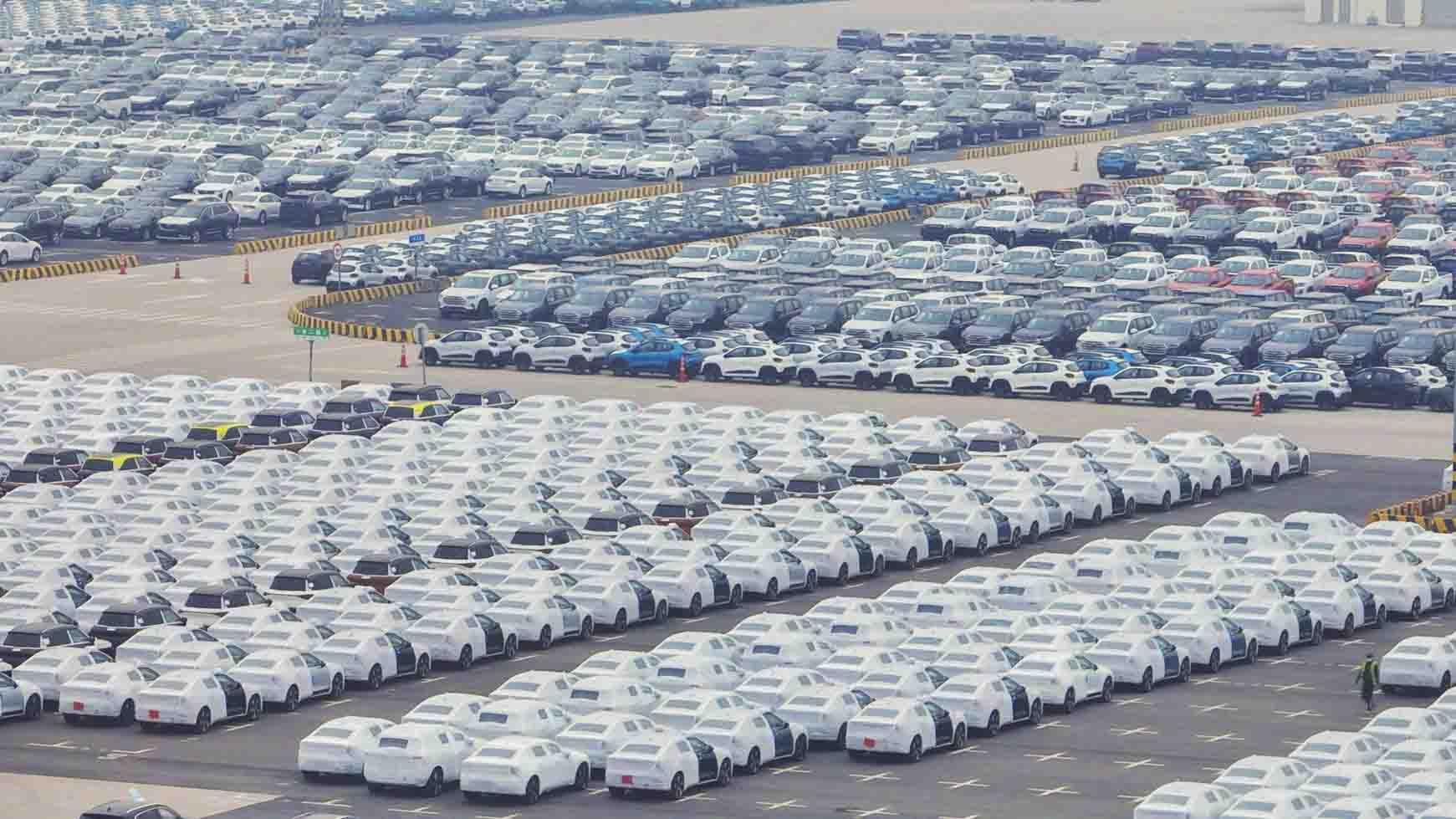 رسميًا.. تجار السيارات تطالب الحكومة بالسماح باستيراد موديلات 2022: سيحل الأزمة