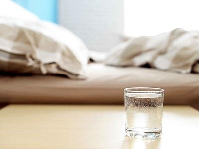  لماذا لا يجب وضع كوب ماء إلى جوارك أثناء النوم؟