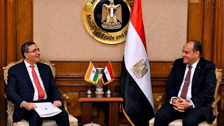 وزير التجارة يبحث مع سفير الهند فرص الاستثمار بالسوق المصري 