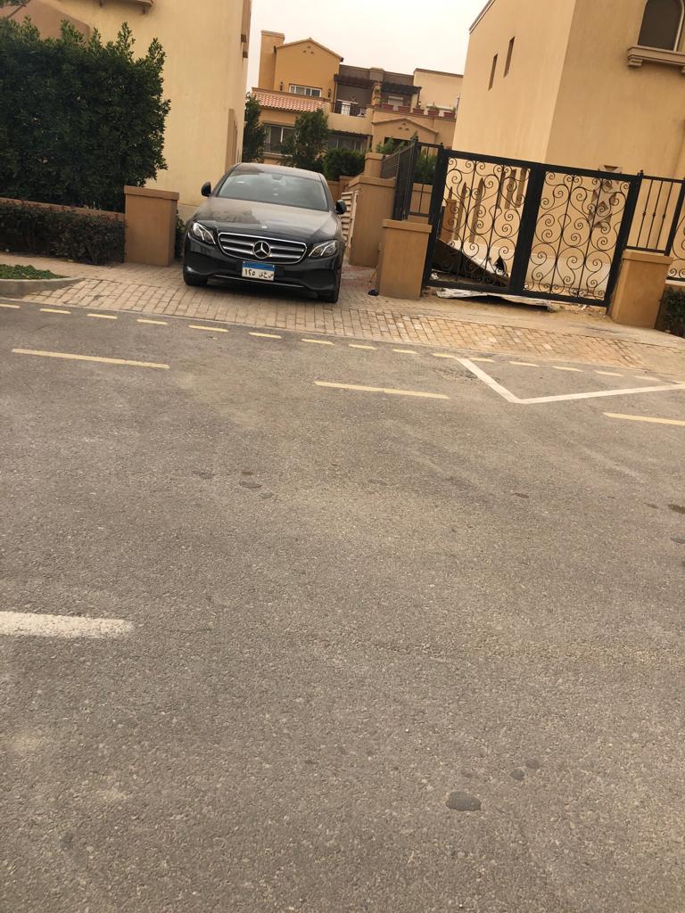 سيارة محمد الشناوي - مرسيدس GLC 200 من أمام منزله 
