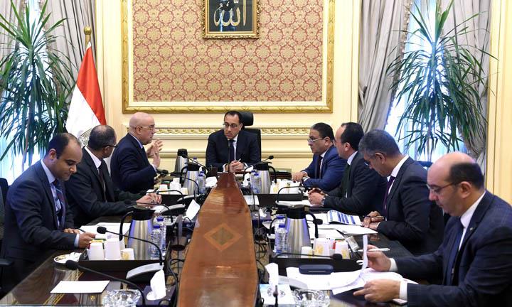 ​رئيس الوزراء يتابع موقف مشروعات تحلية مياه البحر والصرف الصحي بالإسكندرية (1)