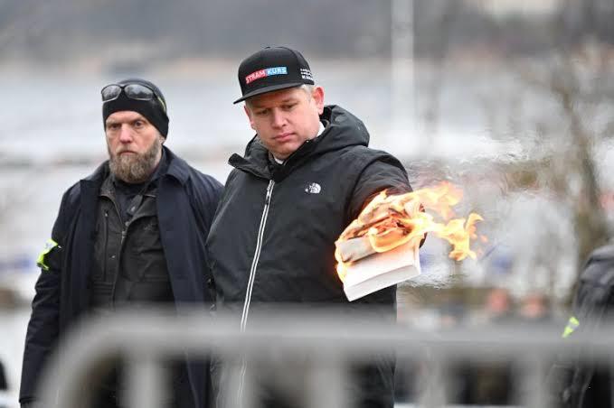 حرق المصحف أمام السفارة التركية في السويد
