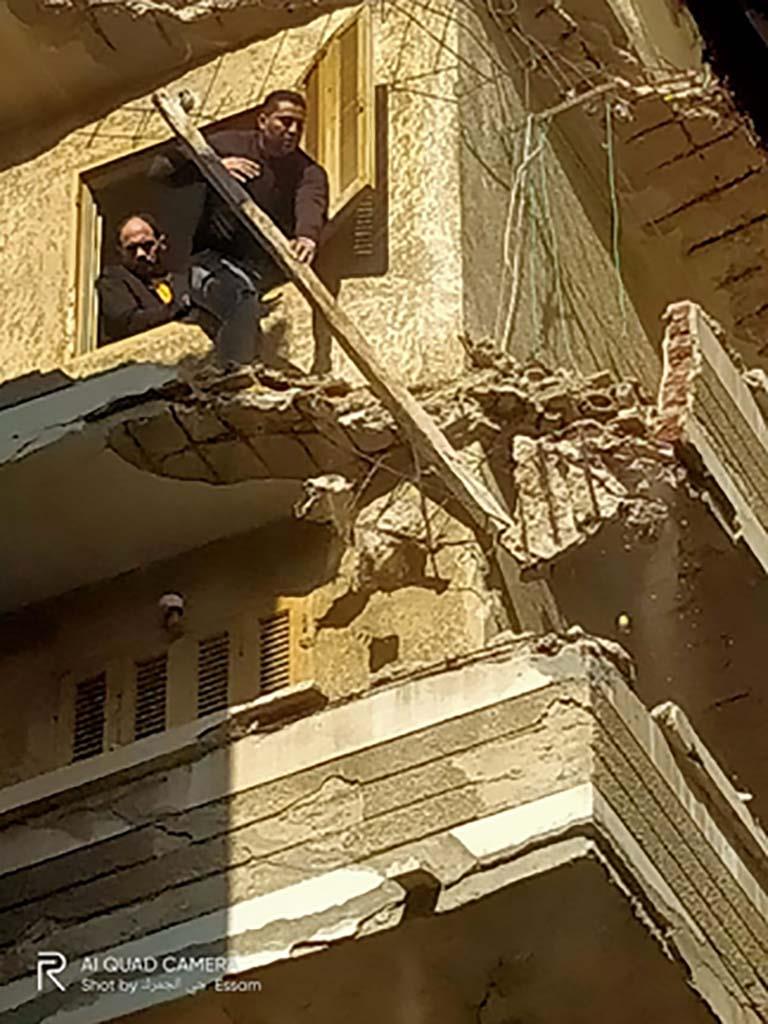 انهيار شرفة عقار قديم بحي الجمرك في الإسكندرية (2)