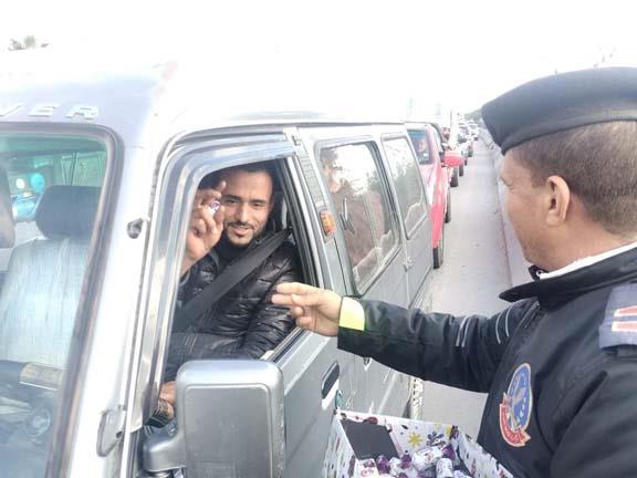 توزع الورد والشيكولاتة على قائدي السيارات بمناسبة عيد الشرطة (2)