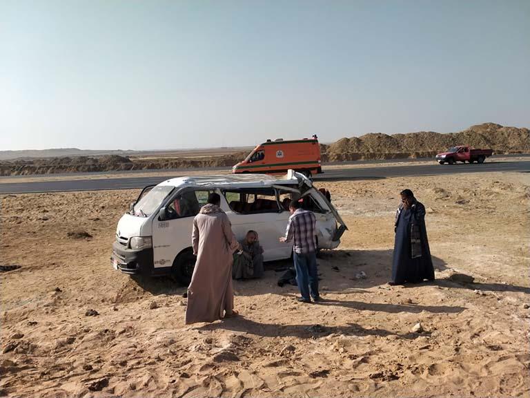 حادث انقلاب سيارة ميكروباص على الطريق الصحراوي 