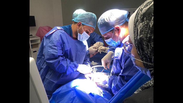 جراحة ميكروسكوبية تنقذ طفلًا في مستشفى جامعة سوهاج 