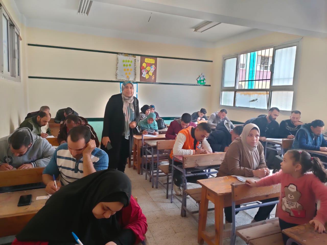 امتحان فوري لمحو أمية 70 من عمال الخدمات المعاونة بحي العجمي بالإسكندرية