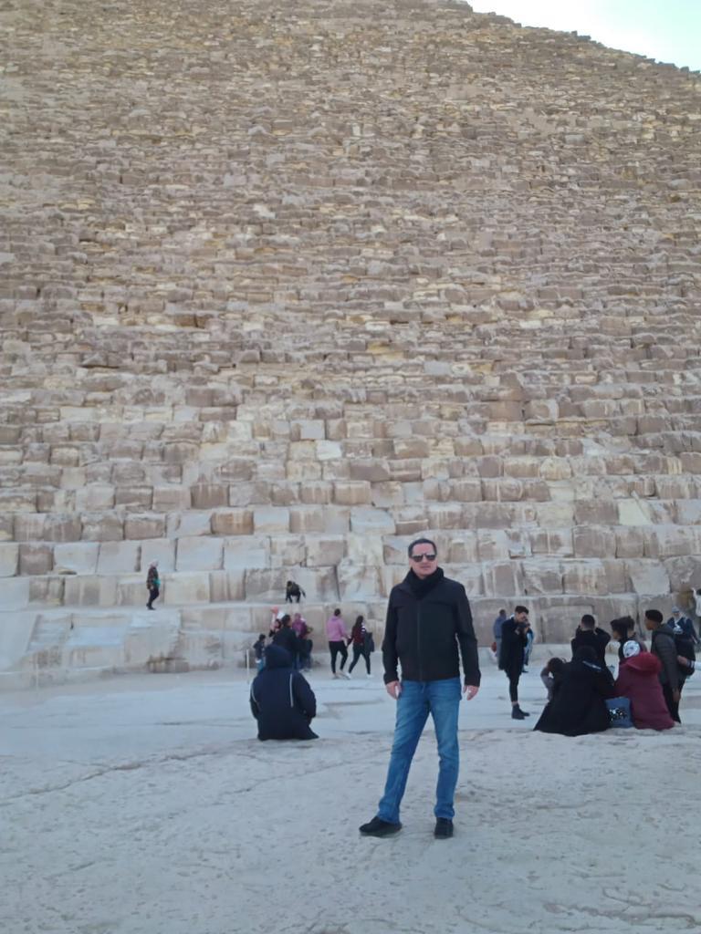 زيارة مؤلف كتاب السيسي بونابرت مصر للأهرامات