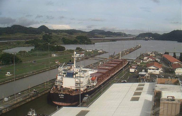 السفينة جلوري خلال عبورها قناة بنما