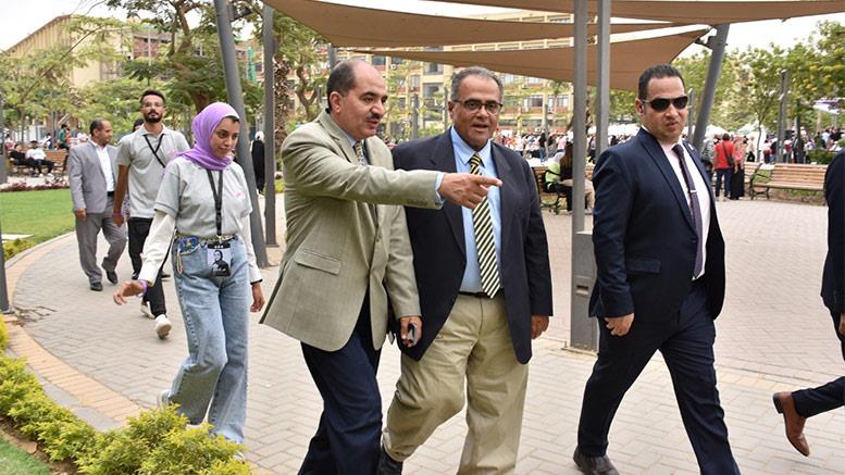 نائب رئيس جامعة عين شمس للطلاب يتفقد كلية العلوم  