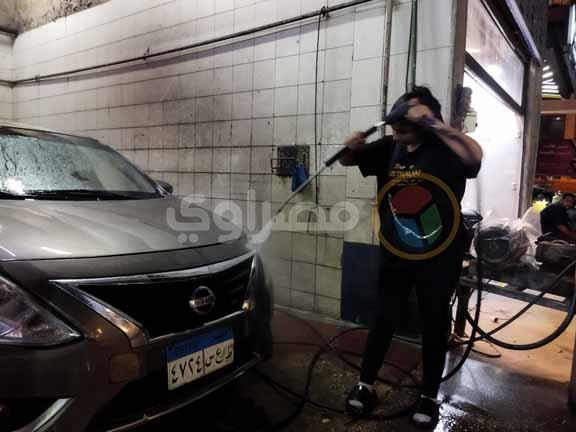 أول فتاة ببورسعيد تنظف السيارات داخل بنزينة