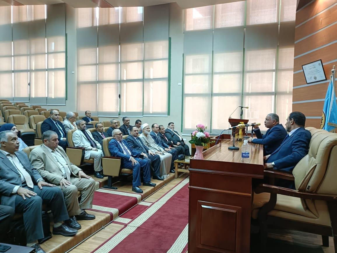 الدكتور محمد فكري خضر خلال اجتماعه مع عمداء كليات فرع طنطا