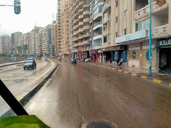 انتظام حركة المرور بالإسكندرية رغم الأمطار (1)