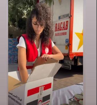 اميرة أديب تتطوع للعمل مع الهلال الأحمر (2)