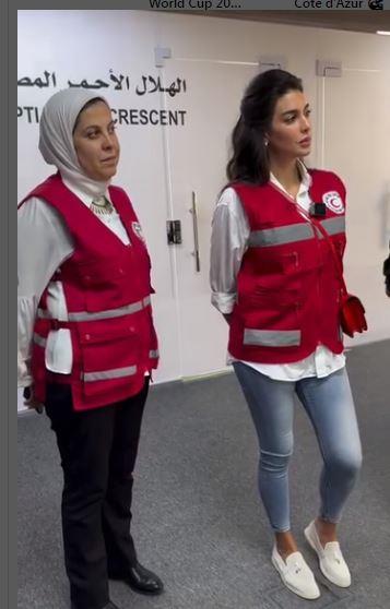 ياسمين صبري تتطوع مع الهلال الأحمر من أجل غزة (1)