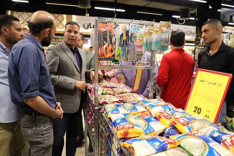 تموين المنيا تشن حملات على الأسواق لمتابعة خفض الأسعار