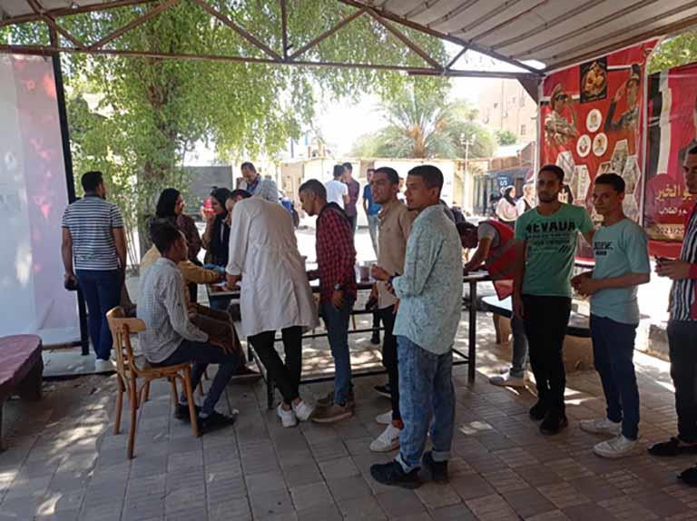 التبرع بالدم في جامعة المنيا لمصابي غزة