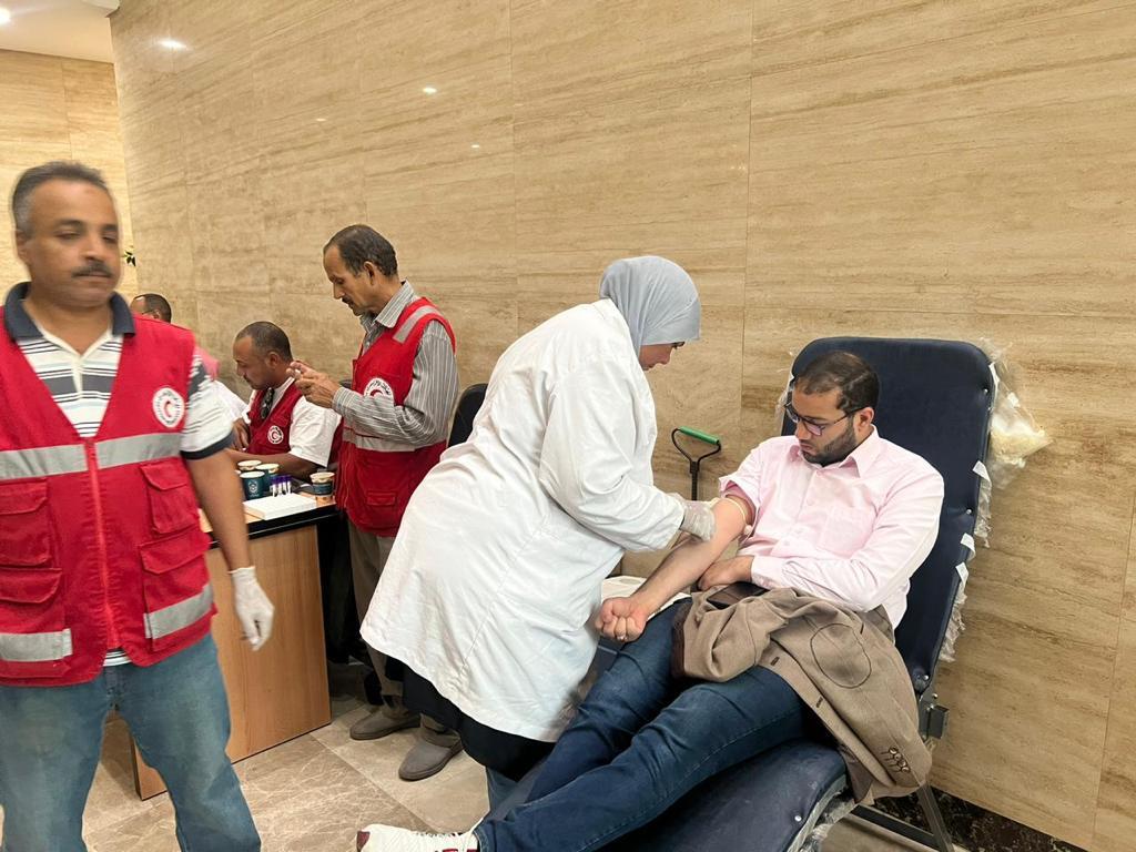 موظفو الأزهر يتبرعون بالدم للشعب الفلسطيني 