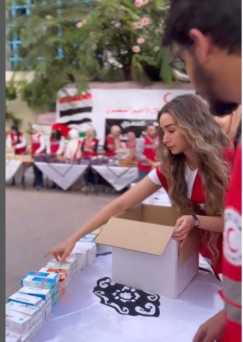 هنا الزاهد تتطوع في الهلال الأحمر من أجل غزة (1)