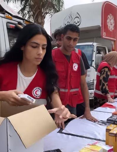 هدى المفتي تتطوع في الهلال الأحمر من اجل غزة (1)