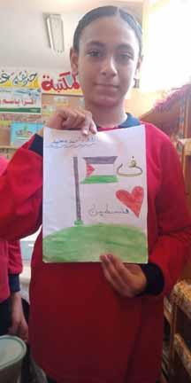 اطفال يرسمون العلم الفلسطيني (1)