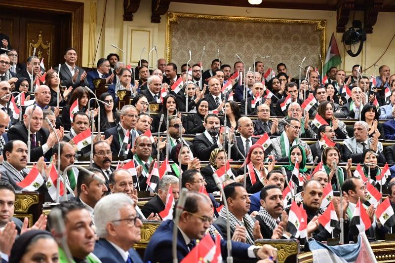 أعضاء مجلس النواب يرتدون وشاح وشال فلسطين 1
