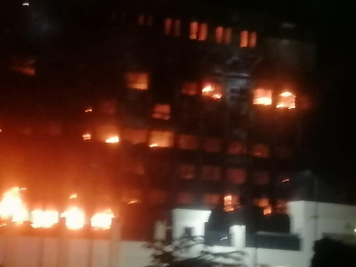 امتداد النيران داخل المبني 