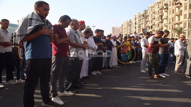 الآلاف يؤدون صلاة العصر بميدان التحرير 