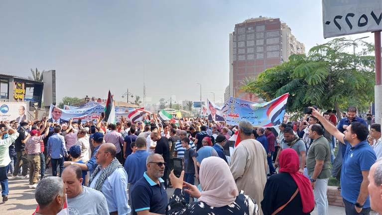 الأهالي يهتفون ضد الاحتلال