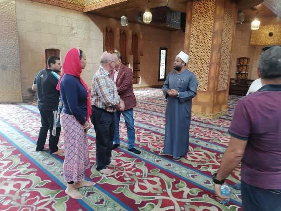 الوزير يتجول داخل المسجد  (1)