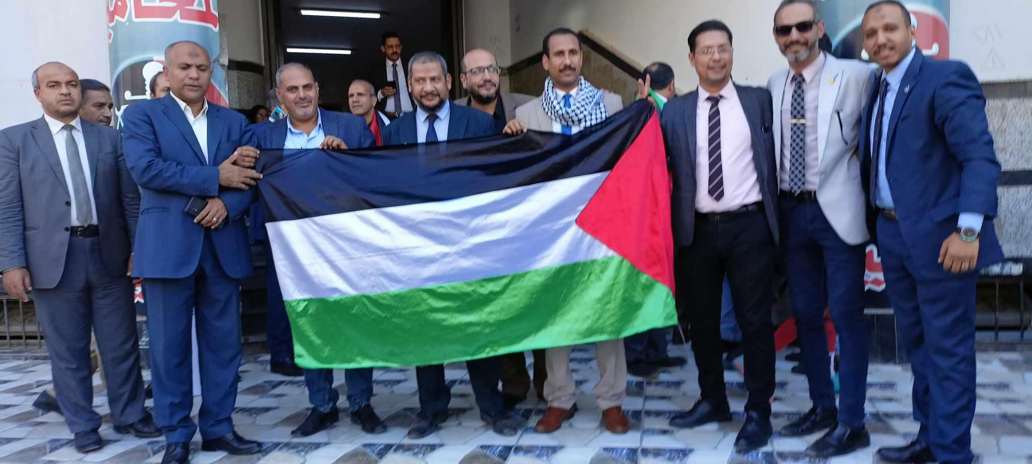 أعضاء نقابة المحامين بالمنيا ينظمون وقفة احتجاجية ضد جرائم الاحتلال الاسرائيلي في غزة