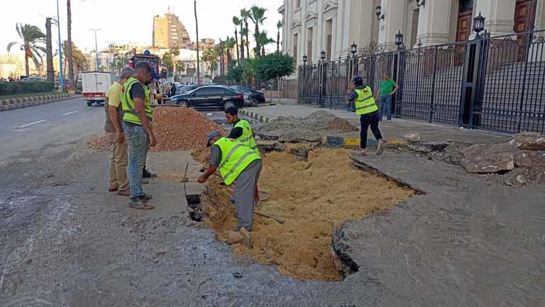 إصلاح كسر ماسورة مياه أمام مجمع محاكم المنشية في الإسكندرية- صور (1)