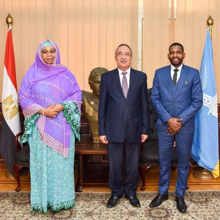محافظ الإسكندرية يبحث مع سفيرة جمهورية النيجر تعزيز سبل التعاون-صور (1)