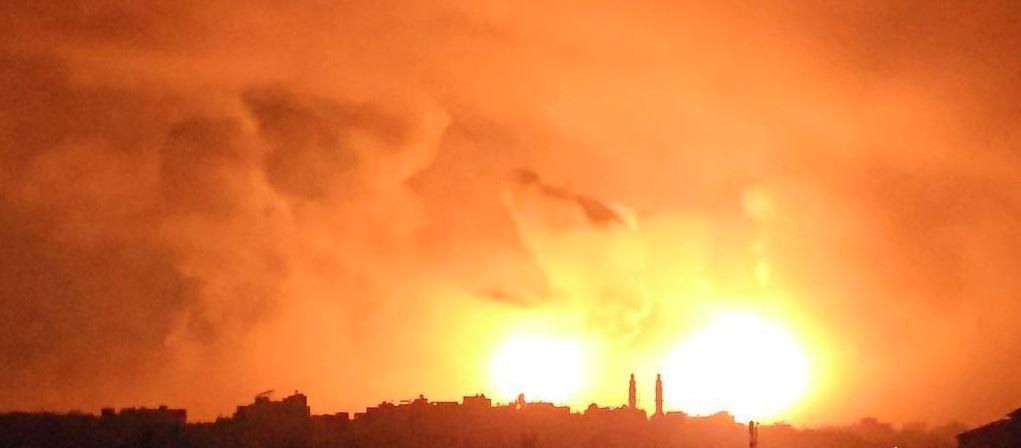 القنابل تضئ سماء غزة بعد قطع الاتصالات